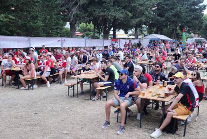 Split: Navijači u fan zoni na Zvončacu prate utakmicu Engleska-Hrvatska