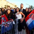 Odvest ću te na vjenčanje... na Rivu: Za svadbene fotke pozirali s tisućama navijača u Splitu