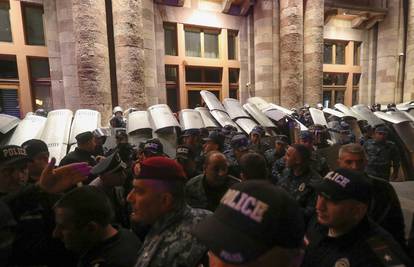 Veliki prosvjedi u Armeniji zbog predaje Karabaha:  Tisuće ljudi traže hitnu ostavku premijera...