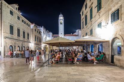 Dubrovnik u večernjim satima: Turisti uživaju u šetnji centrom