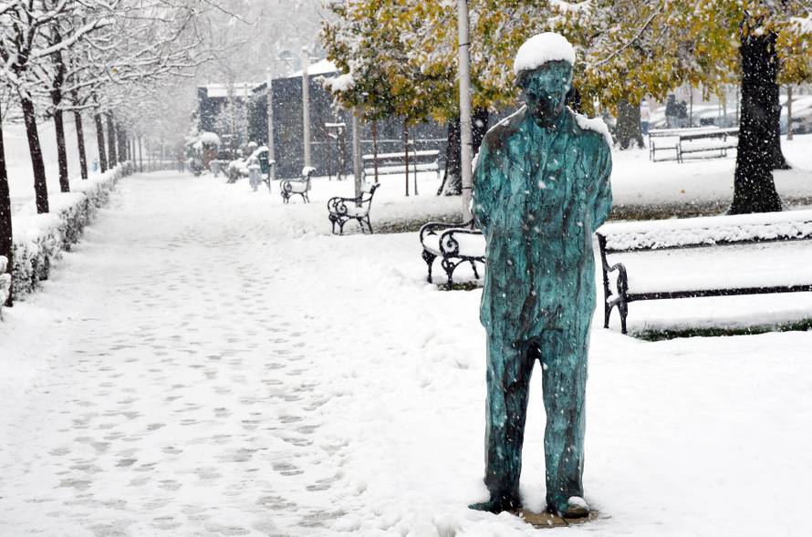 Sisak: Snijeg koji pada cijelo prijepodne zabijelio grad