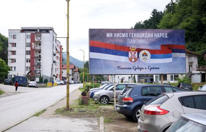 FOTO U Srebrenici osvanuli plakati 'Mi nismo genocidan narod' uoči rezolucije UN-a