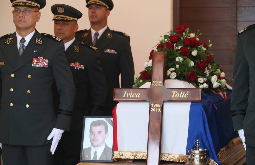 Imotska krajina oprostila se od svoga komodora Ivice Tolića