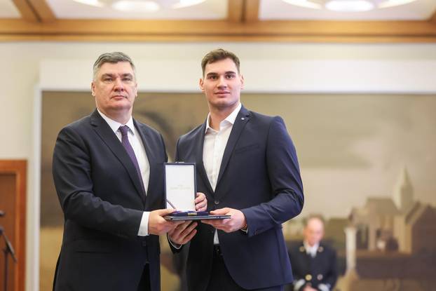Zagreb: Predsjednik Republike uručio  je odlikovanja Hrvatskoj rukometnoj reprezentaciji