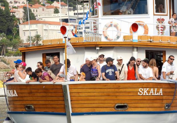 Dubrovnik ljeti, tisuće posjetitelja, ali i bogata ponuda za svakoga