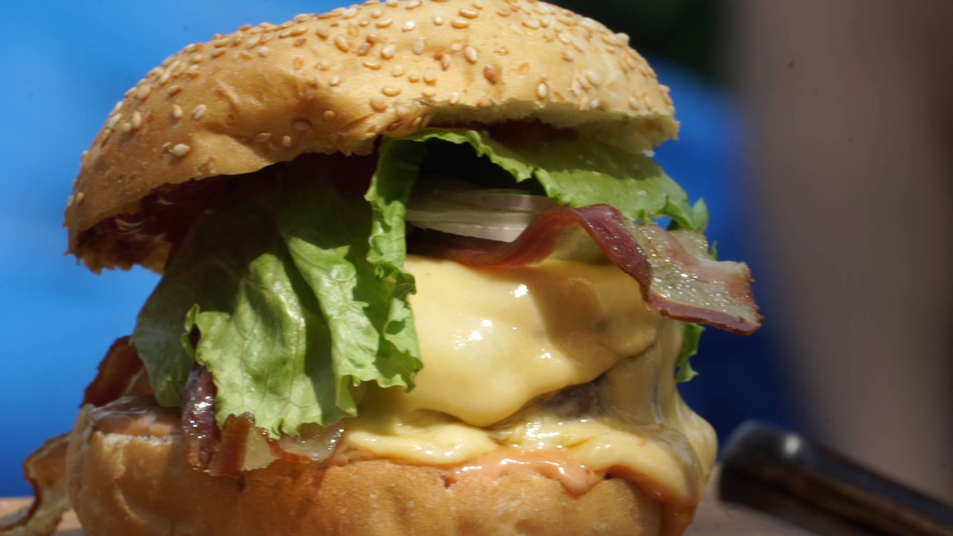 Počela  gastro borba za Dudija: Majstorski duo za sočni burger
