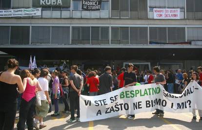 Studenti zbog školarina prosvjeduju ispred HNK