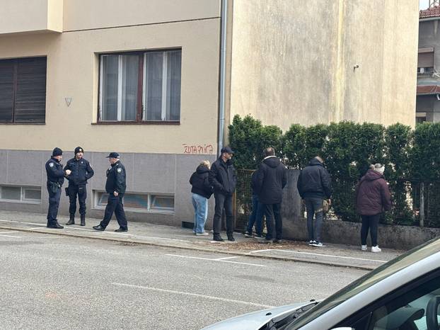 FOTO Otužan skup desničara: Keleminec pušta Thompsona, netko ih je gađao jajima