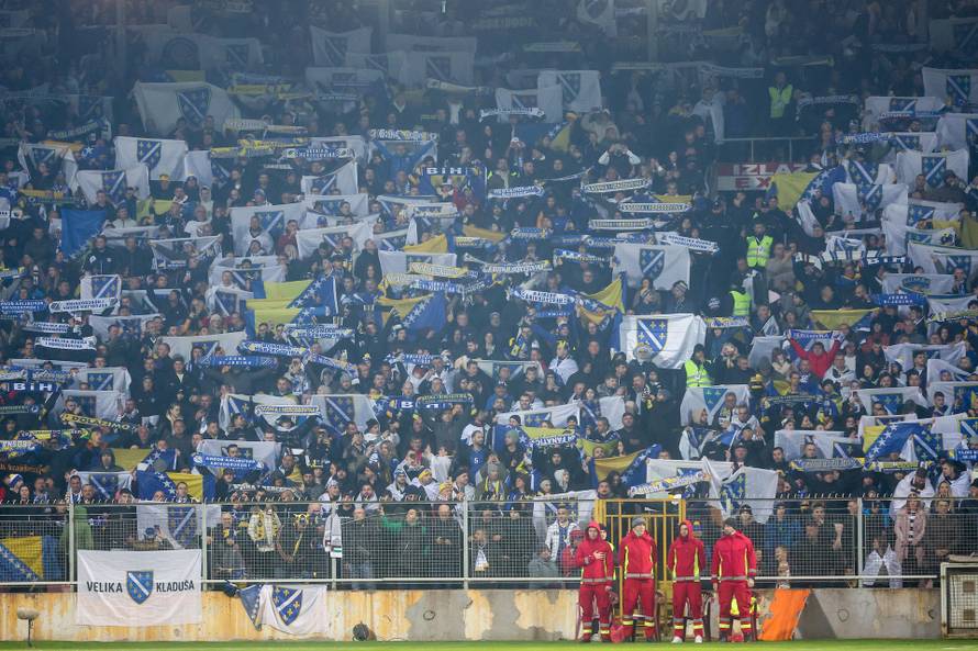 Tuzla: Navijači prate susret Bosne i Hercegovine i Rumunjske 