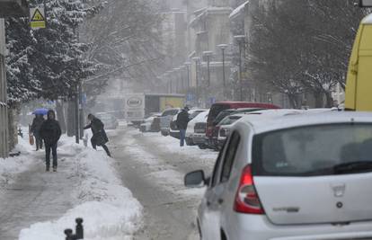 Pripremite se na zimu: Snijeg u ponedjeljak pada i u nizinama