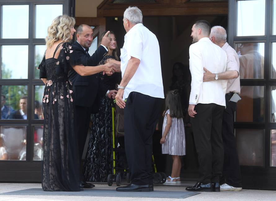 Izabel se nije odvajala od svog Matea na svadbi njegove sestre