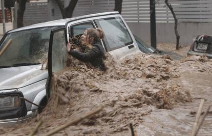 Velike poplave u Ateni: Ženu iz auta spasili usred naleta bujice