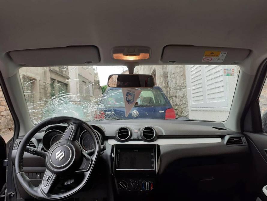 Načelnici Vele Luke netko je razbio vjetrobransko staklo na autu: 'Neće me ovo pokolebati'