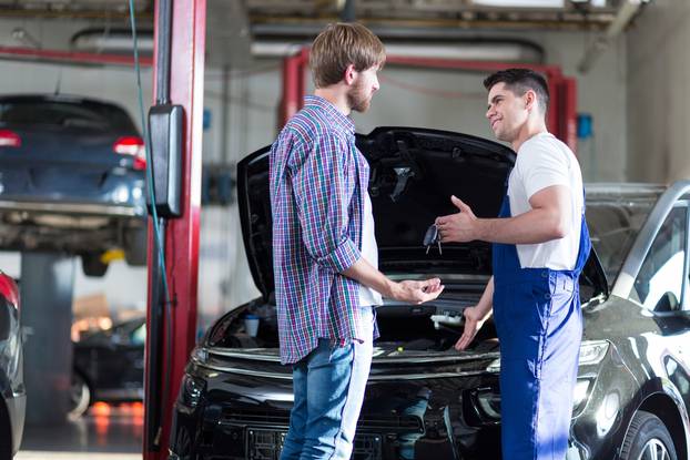 Mechanic,Giving,Client,Keys,To,His,Repaired,Car