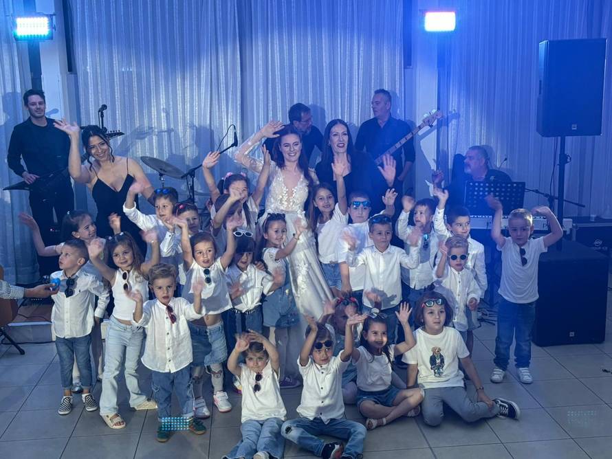 VIDEO Mališani 'upali' na pir omiljenoj odgojiteljici: Bilo je predivno, ostala sam bez riječi