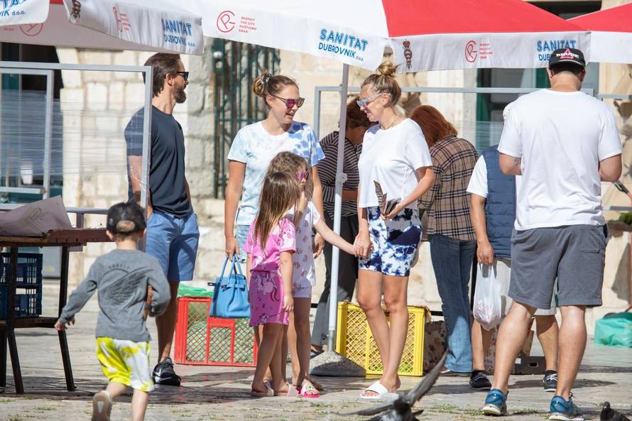 Dubrovnik: Sestre Ecclestone djeci na tržnici kupile trešnje