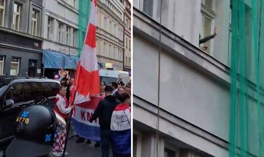 VIDEO Navijači Čehinji pod prozorom pjevali 'Izađi, mala': Pogledajte kako je reagirala...