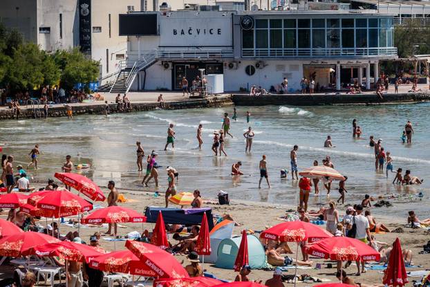 Split: Brojni turisti i građani dan proveli na Bačvicama