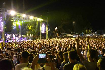 FOTO 'Rokerica' Seve zapjevala je pred tisućama obožavatelja u Virovitici: 'Najbolji koncert!'