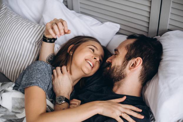 Muškarci, radite ovih 12 stvari i žene će uvijek biti raspoložene za 'akciju' u krevetu