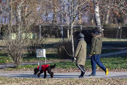 FOTO Na kopnu -10°C, u Malom Lošinju se ljudi kupaju u moru!