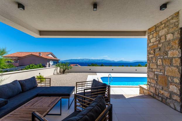 FOTO Kakva vila! Prodaju je na Šolti. Grijani bazen, a more na 150 metara. Saznali smo cijenu