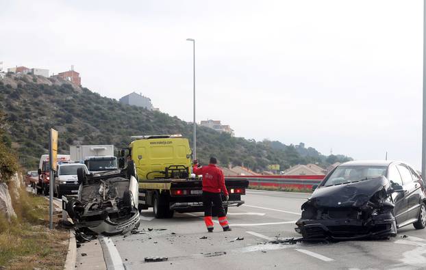 Å ibenik: U prometnoj nesreÄi jedno vozilo zavrÅ¡ilo na krovu