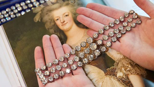 Narukvice Marije Antoanete prodali za sedam mil. eura