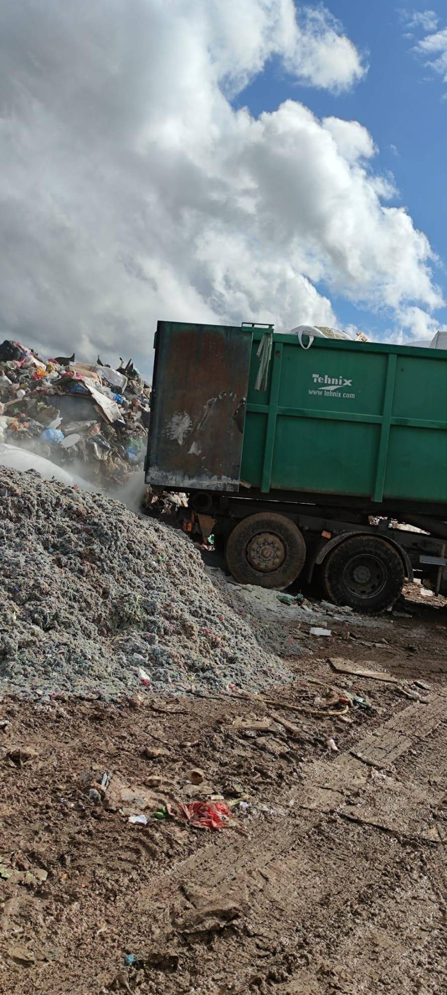 EKSKLUZIVNE SNIMKE: Opasni i plastični otpad bacali su i na gradsko odlagalište u Gospiću!