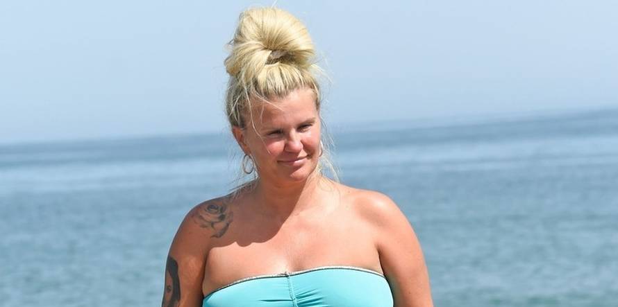 *PREMIUM-EXCLUSIVE* MUST CALL FOR PRICING BEFORE USAGE - 

Kerry Katona and her beau Ryan Mahoney enjoy a little fun in the sun out on their family holiday in Spain.
*PICTURES TAKEN ON 02/08/2022*