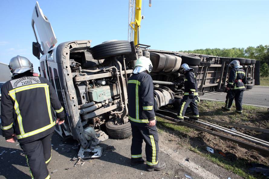 Kaos na obilaznici: Šleper se prevrnuo, uklanjaju ga s ceste