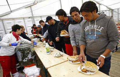 Migrantima zabranili pristup bazenu zbog napada na žene