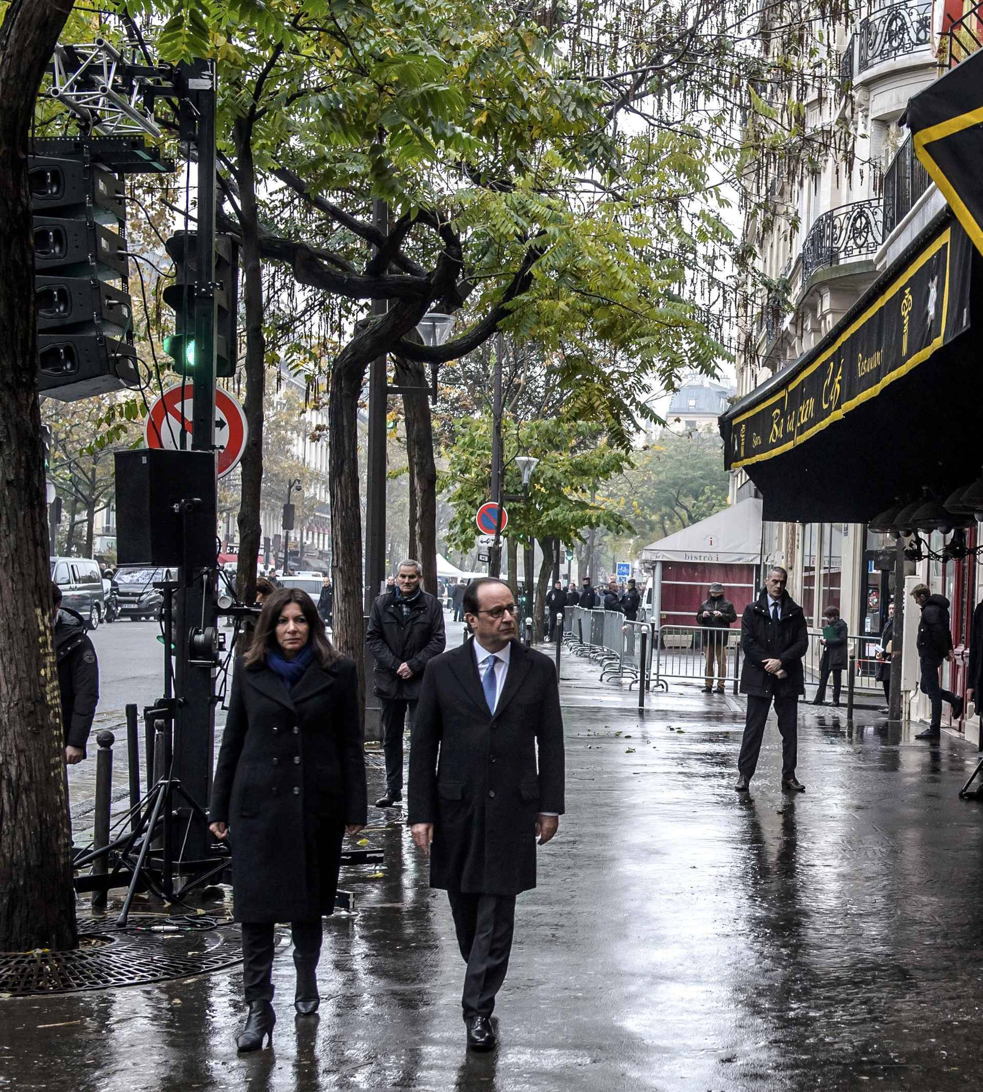 French President Francois Hollande and Paris Mayor Anne Hidalgo unveil a commemorative plaque in front of the Bataclan concert hall