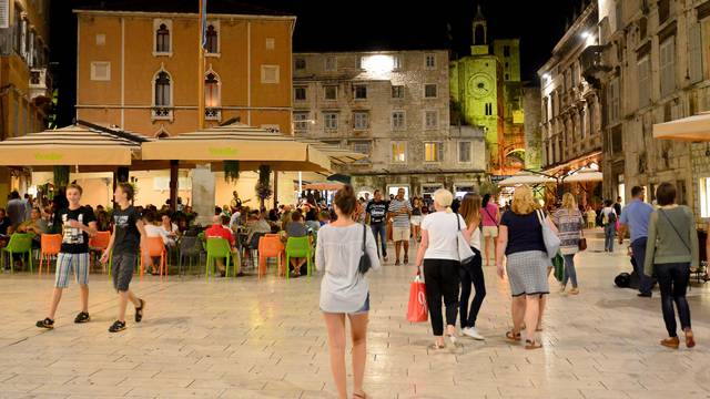 Split: Turisti oduševljeni ljepotom grada u ve?ernjim satima