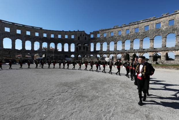 Pula: Mimohod Bokeljske mornarice u Puli