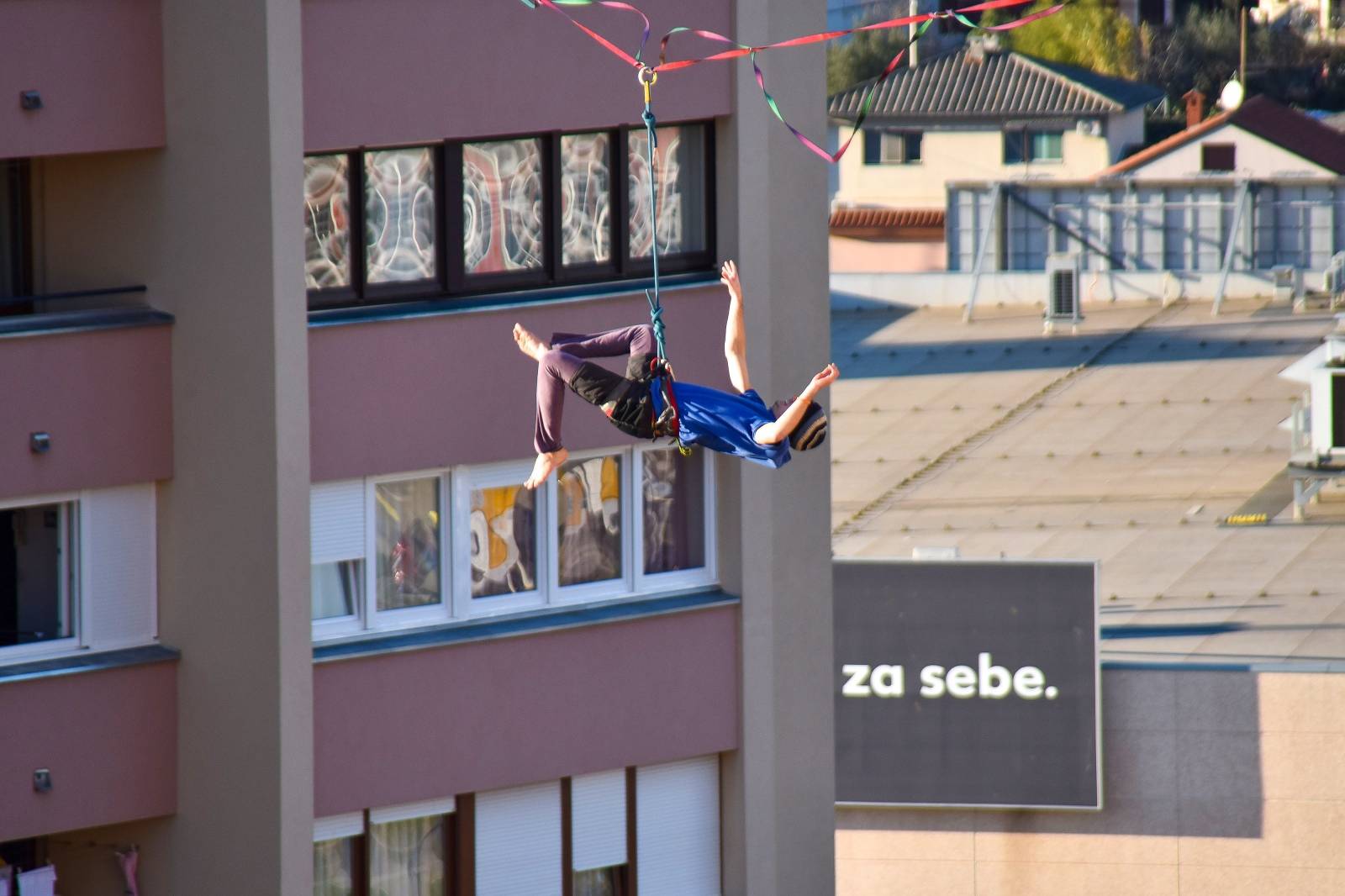 Pula: "Nebeski" hodači" na trakama postavljenim na visini između mebodera