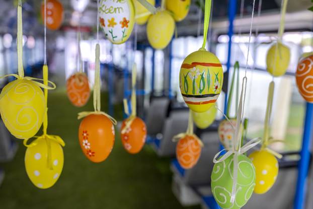 Tramvaj ukrašen Uskrsnim dekoracijama vozi po Osječkim ulicama 