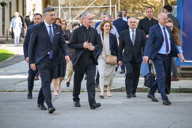 Zagreb: Premijer Plenković se sastao sa zagrebačkim nadbiskupom Draženom Kutlešom i obišao katedralu