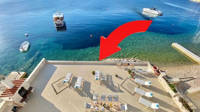 Dobrodošli u Hrvatistan: Ovi iznajmljuju viletinu s terasom u moru! Cijena? 10.500 € tjedno