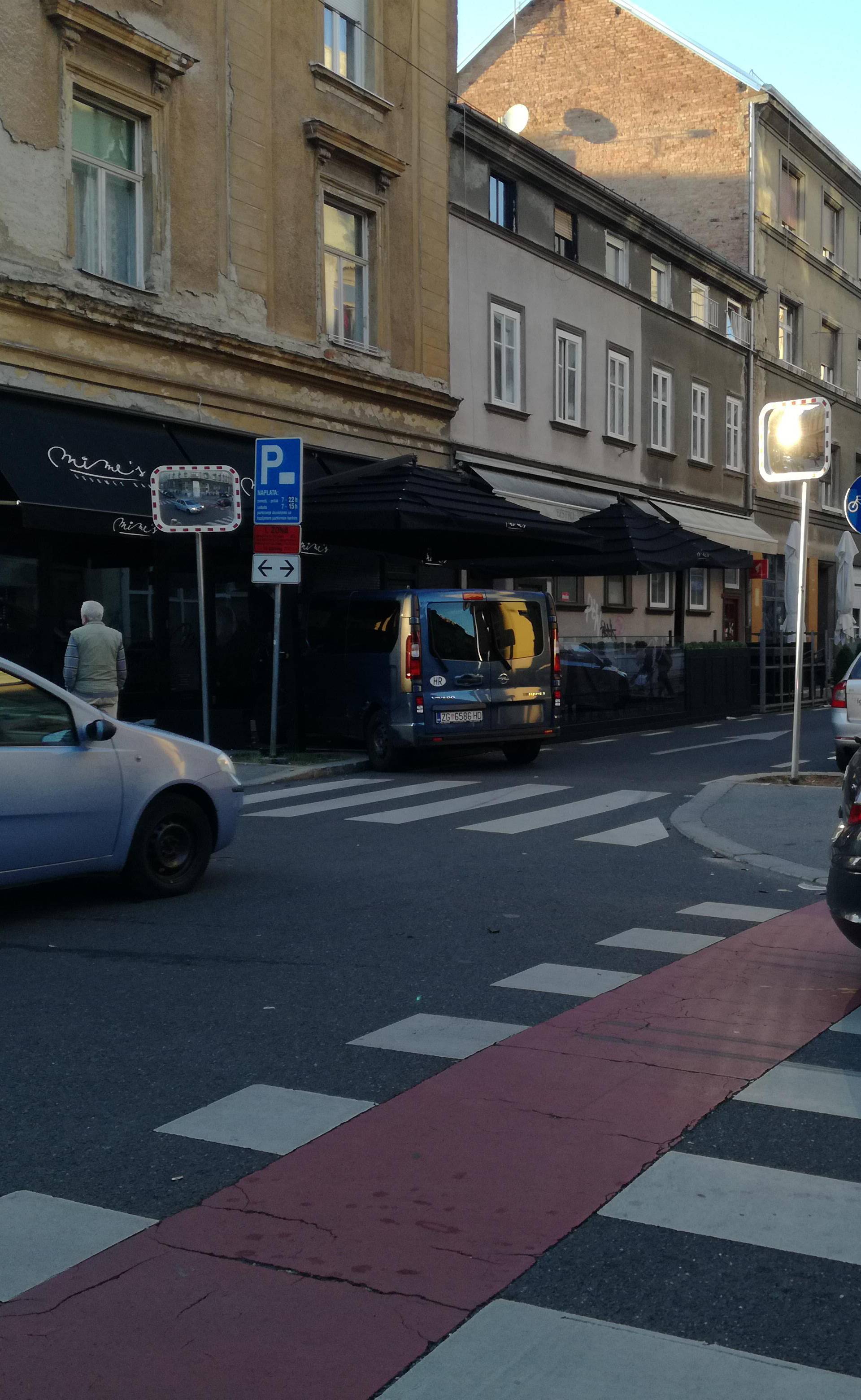 Automobilom se zabio u terasu restorana: Pokosio je stolice