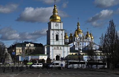 Ispred samostana u Kijevu došlo do naguravanja radi deložacije. Vlada: 'Oni surađuju s Rusijom!'