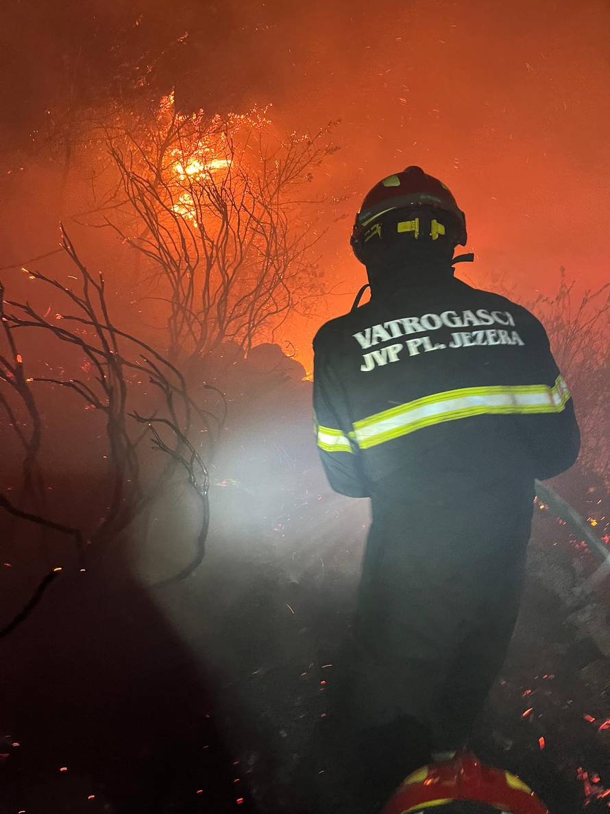 VIDEO Padali su, lomili se cijelu noć da ugase plamen. Ti junaci iz Splita dobili tek euro regresa