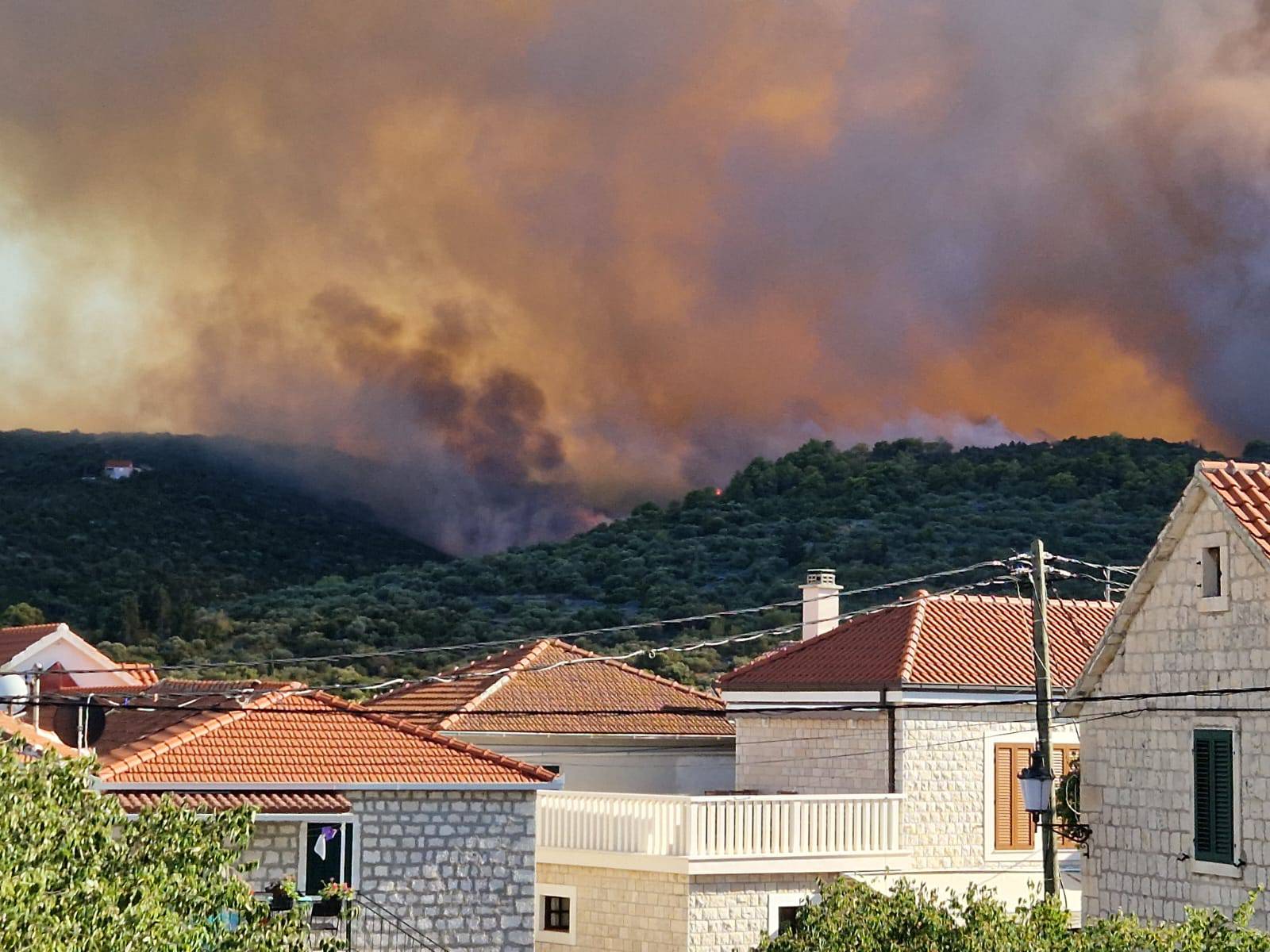 Slike od bezbroj riječi: Popadali s nogu od umora, cijelu noć su branili Čiovo. Vi ste naši heroji!