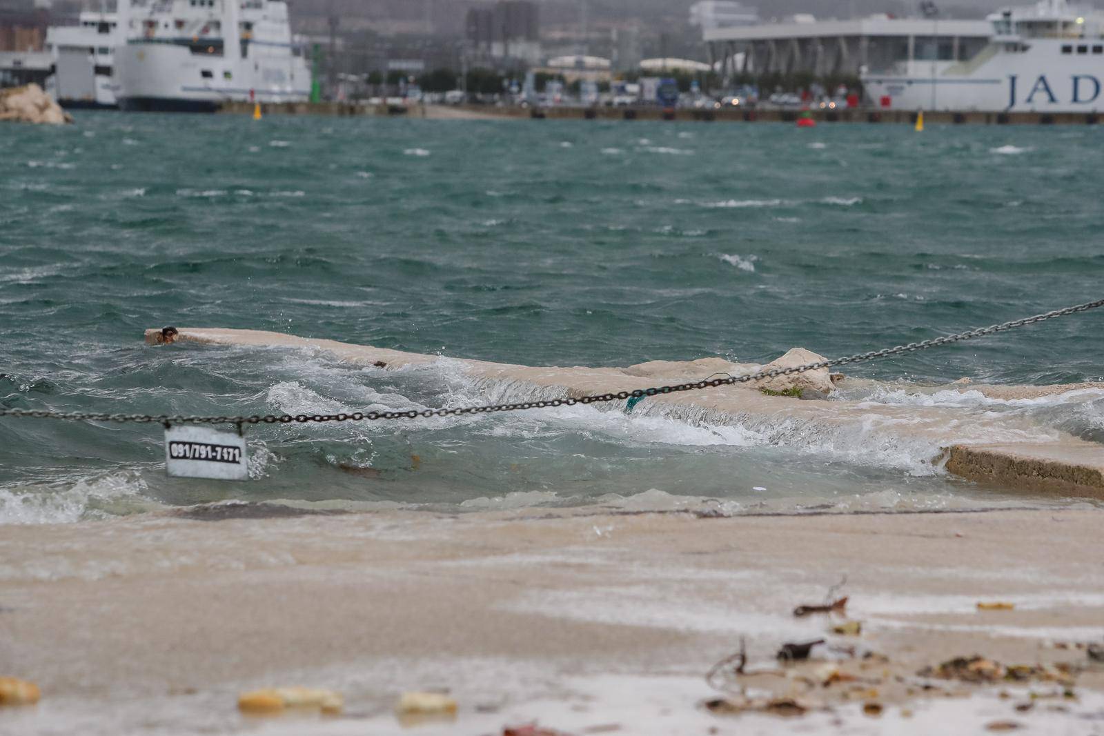 Zadar: Zbog nevremena, juga i kiše podignula se razina mora