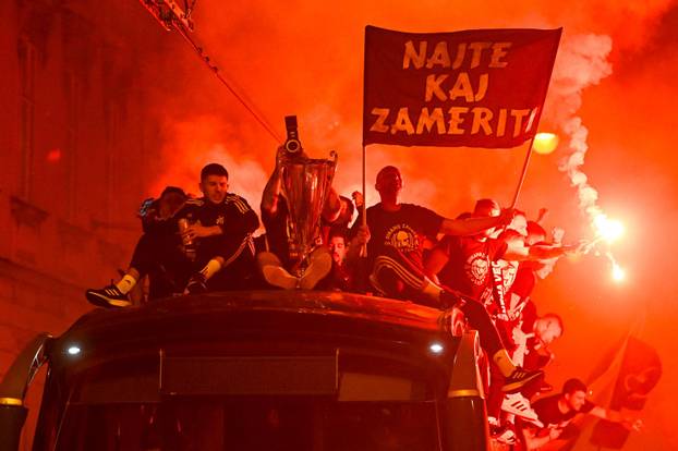 Nogometa&scaron;i Dinama u otvorenom autobusu idu prema Trgu na proslavu naslova prvaka