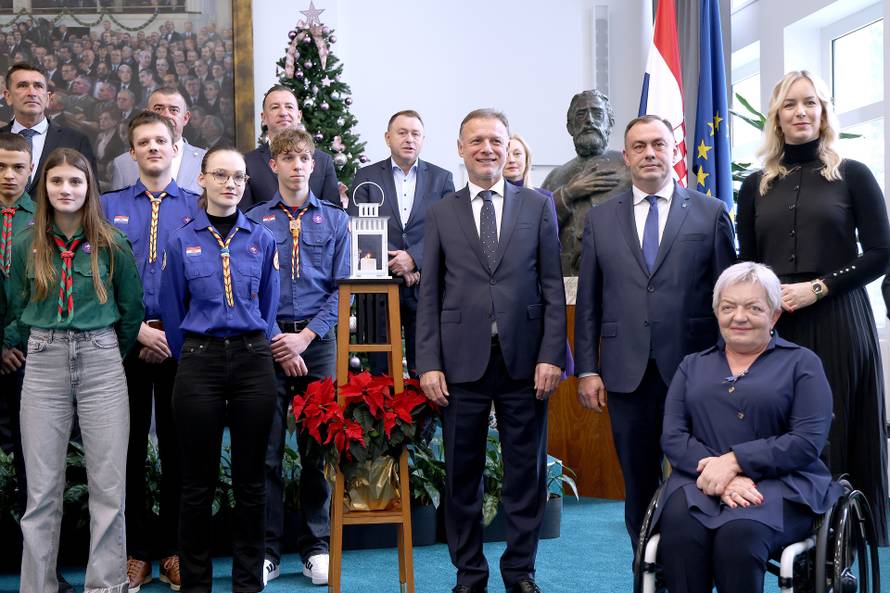 Zagreb: Betlehemsko svjetlo mira stiglo u Sabor 