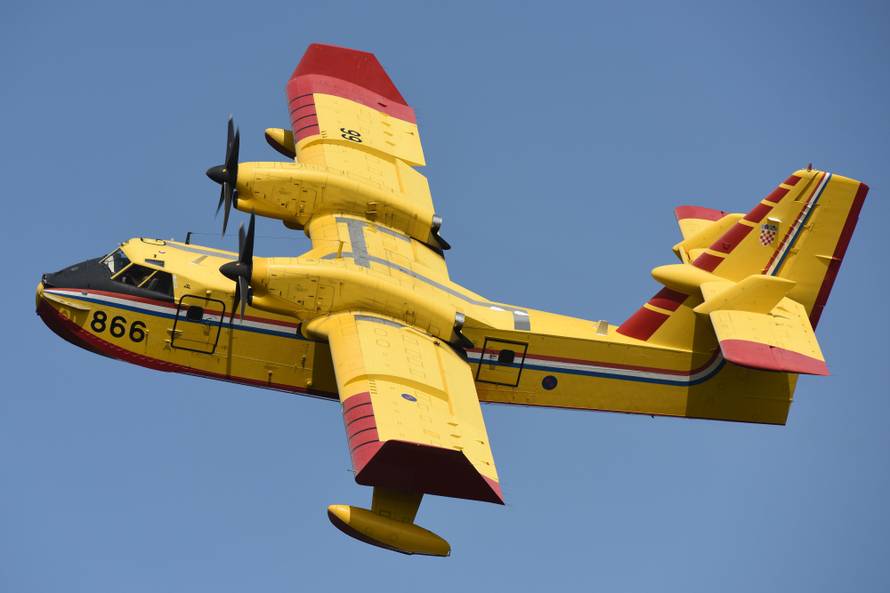 Kanaderi u akciji: Gasili požar iz zraka, pa uočili još tri