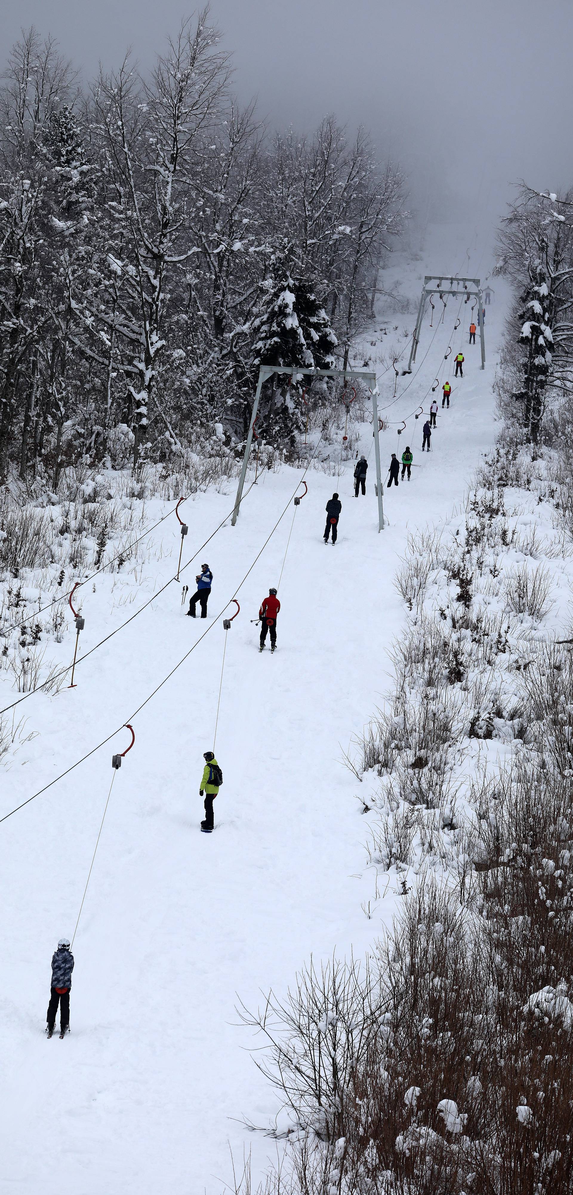 Mrkopalj: Mnogobrojni skijaši pohrlili na uživanje u snijegu u goranskom skijalištu Čelimbaša