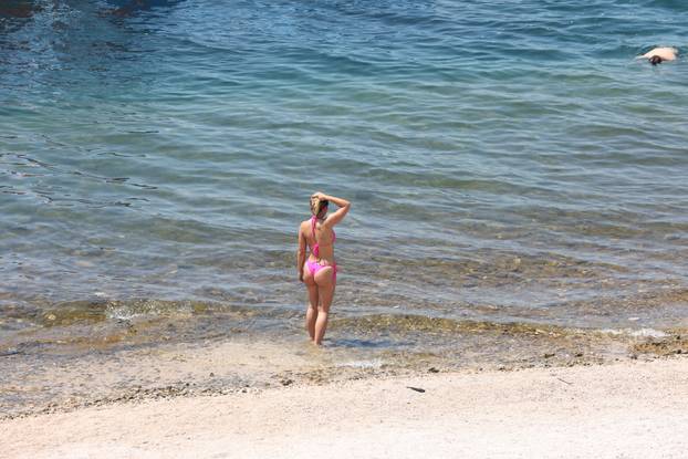 Šibenik: Gra?ani osvježenje potražili na plažama