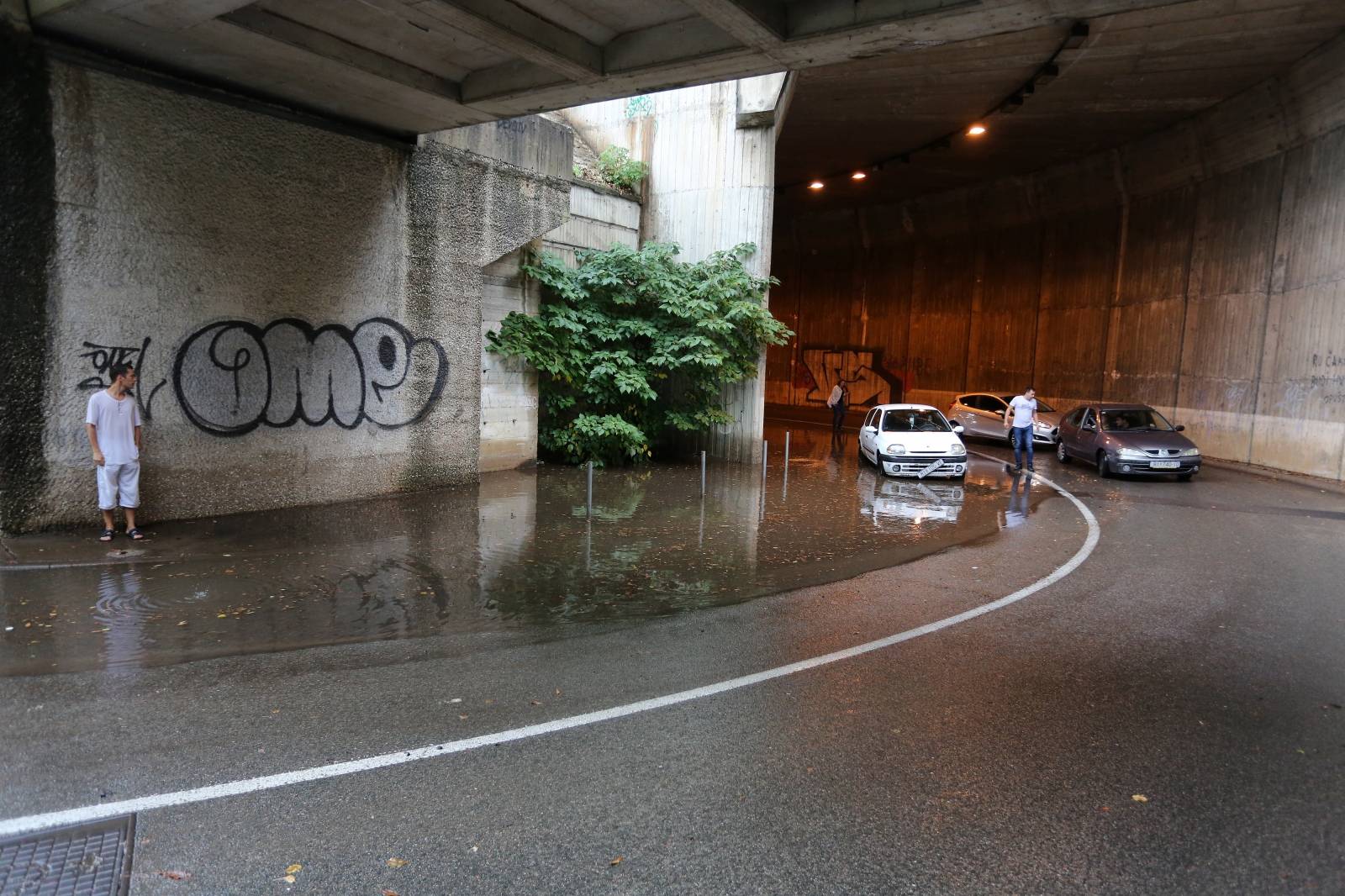 Rijeka: Prolaznici pomogli u uklanjanju vozila koje se pokvarilo u poplavljenom podhodniku